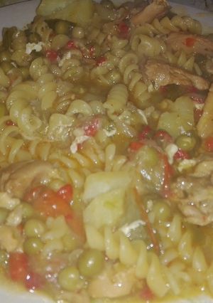 Una foto de Pollo a la cacerola con verduras y fideos