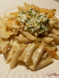 Una foto de Macarrones con bechamel de garam masala a los cuatro quesos