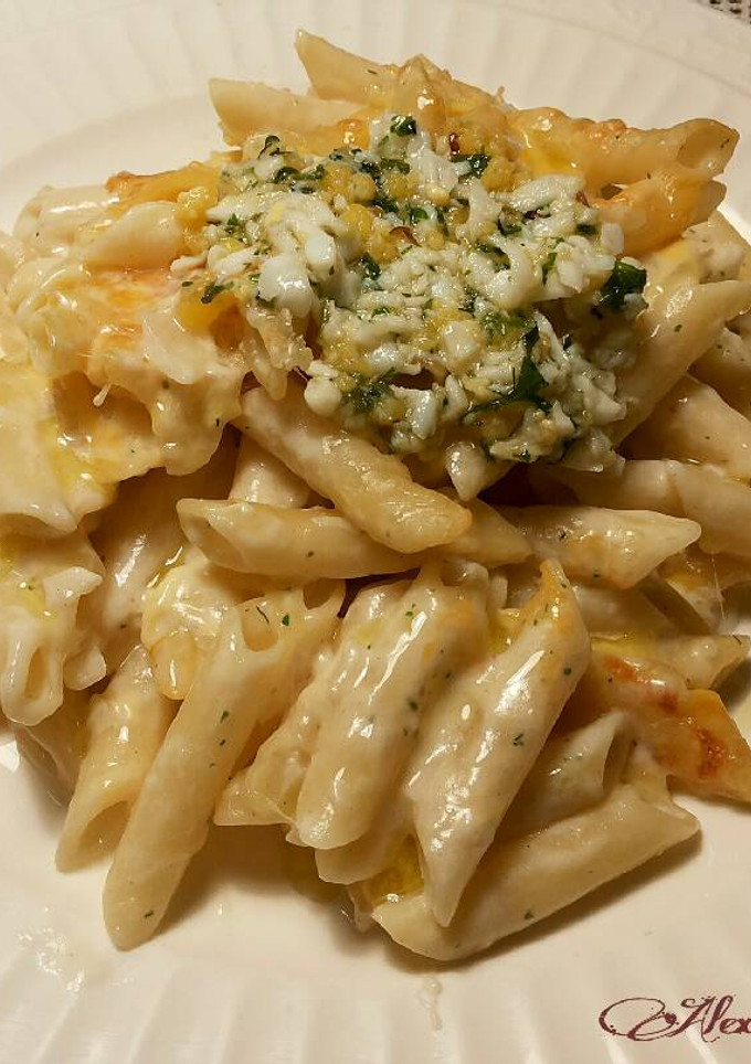 Una foto de Macarrones con bechamel de garam masala a los cuatro quesos