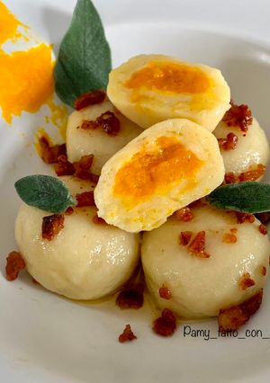 Foto di Gnocchi di patate ripieni con zucca, amaretti e guanciale croccante