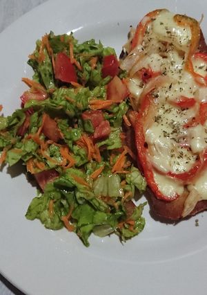 Una foto de Piquece (cubierta de cebolla, pimiento y queso) p/milanesas