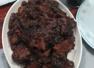 Una foto de Pierna enchilada en salsa de ciruela