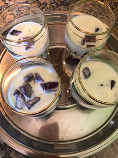 Una foto de Postre cremoso de peras al vino