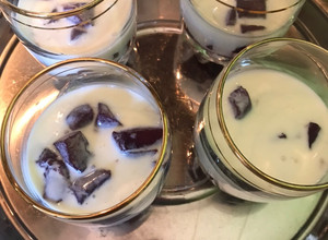 Una foto de Postre cremoso de peras al vino