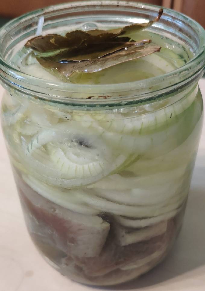 Маринованная сельдь с луком