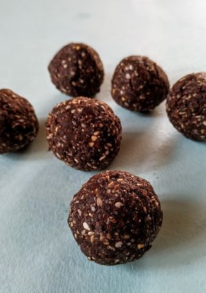 A picture of Chocolate sesame peanut laddu.