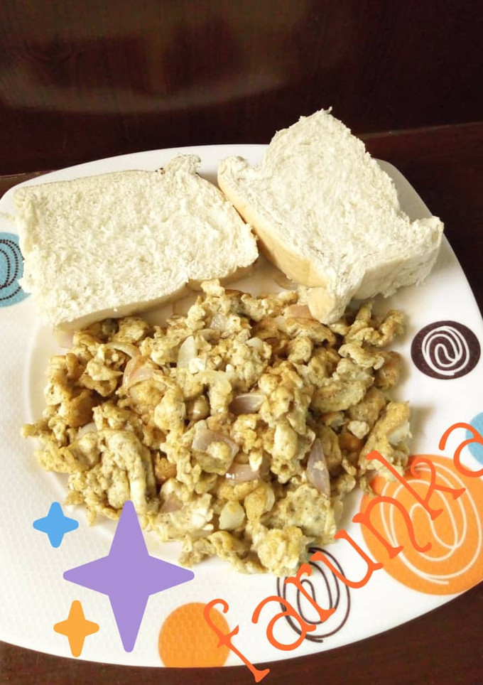 A picture of Eggs sauce with bread.