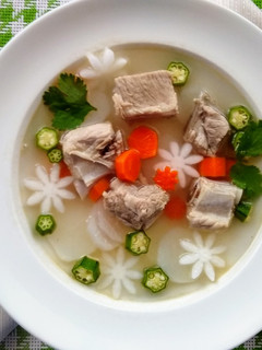 【簡易湯品】蘿蔔秋葵排骨湯 的食譜成品照片