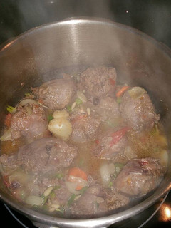 Una foto de Carrillada de cerdo con pasas y piñones