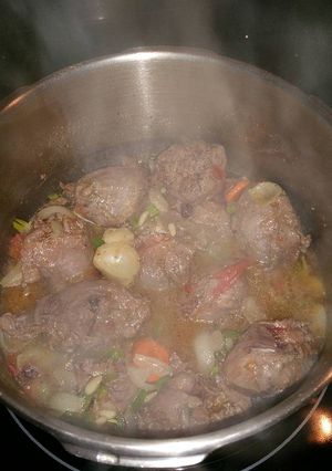 Foto principal de Carrillada de cerdo con pasas y piñones