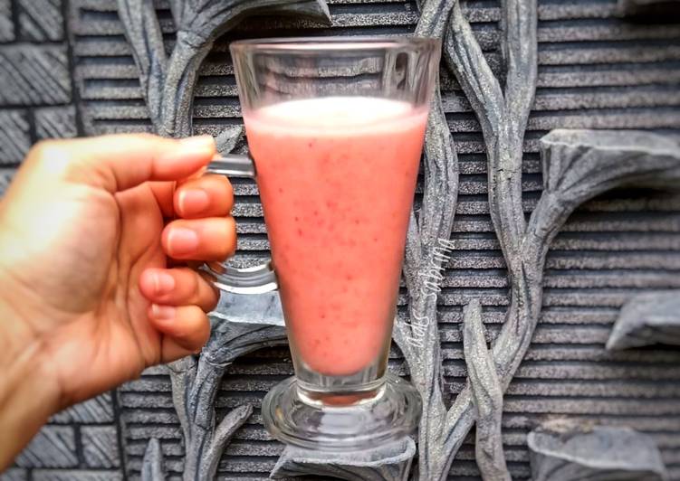 Cara membuat Smoothie strawberry yakult  yang Bisa Manjain Lidah