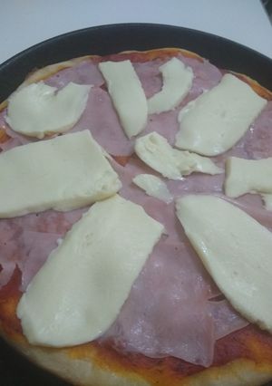Una foto de Pizza de jamón y queso (sale mal)