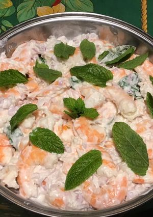Une photo de Crevettes marinées oignons de roscoff, ail fumé, citron vert, menthe et coco