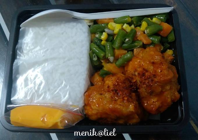 Bagaimana Menyiapkan Ayam saus pedas topping saus keju yang Bikin Ngiler