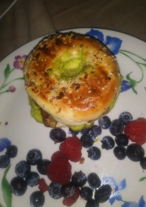 A picture of Chicken Guacamole On A Bagel.