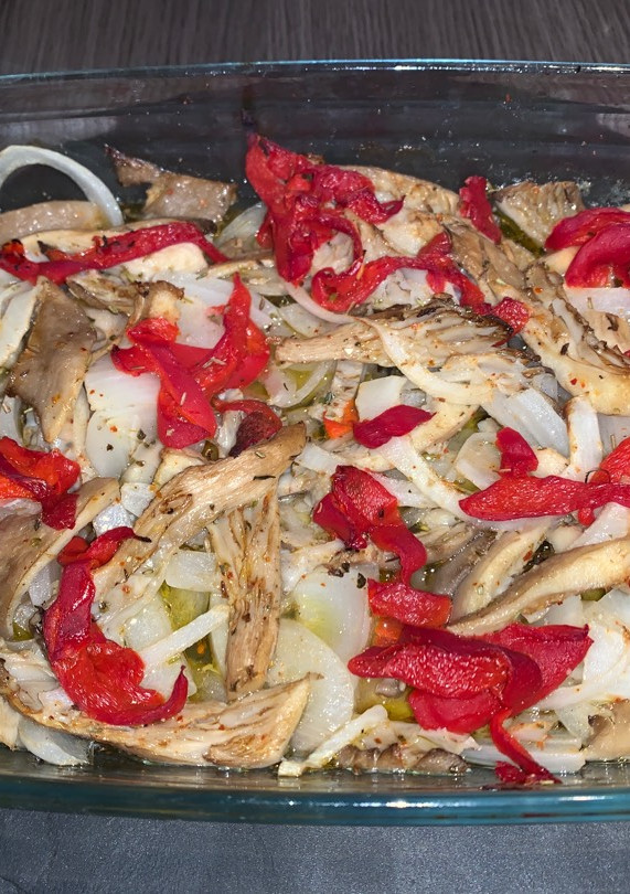 Una foto de Setas ostra al horno con pimientos de piquillo