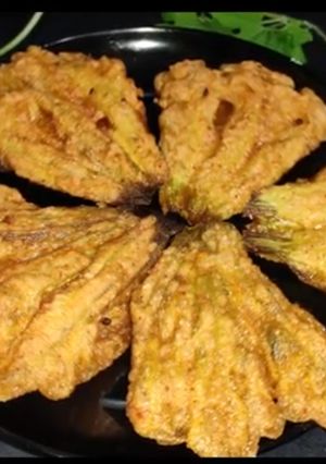 A picture of Pumpkin flower fritter.