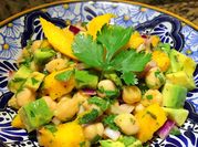 Una foto de ensalada de garbanzos