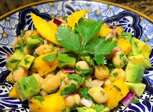 Una foto de Ensalada de garbanzo, mango y aguacate