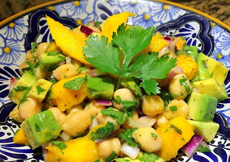 Ensalada de garbanzo, mango y aguacate