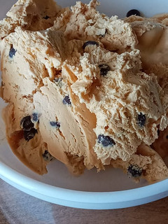 Una foto de Helado de manjar con chips de chocolate