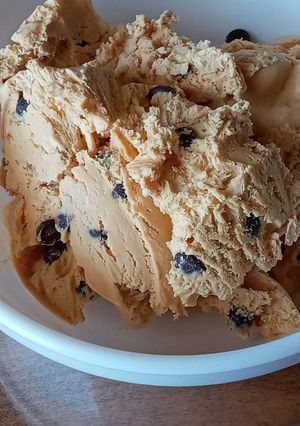 Una foto de Helado de manjar con chips de chocolate