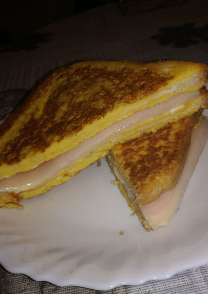 Una foto de Sándwich mixto especial