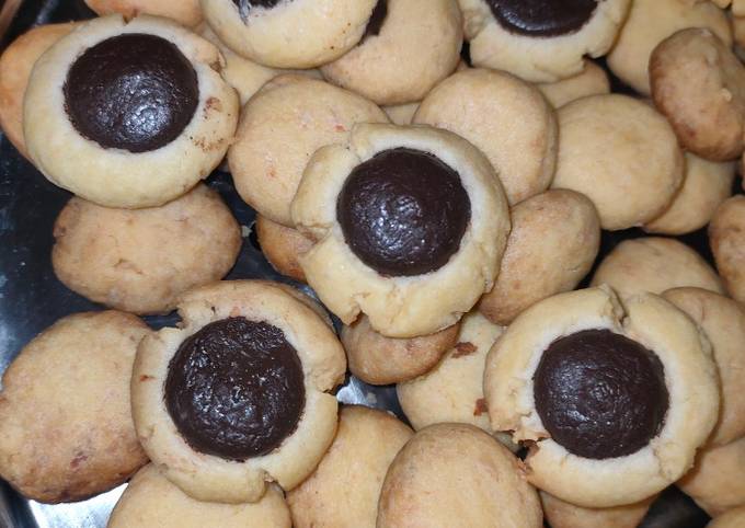 Bagaimana Menyiapkan Chocolate button Thumbprint cookies yang Bikin Ngiler