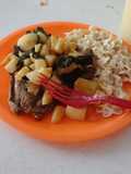 Bisteces con espinacas y papas en caldillo
