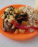 Bisteces con espinacas y papas en caldillo