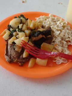 Una foto de Bisteces con espinacas y papas en caldillo