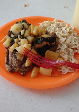 Una foto de Bisteces con espinacas y papas en caldillo