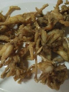 Hình của món Ếch chiên bơ.