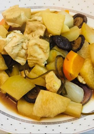 Hình của món Phổ tai kho củ, đậu và nấm.
