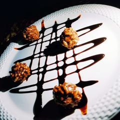 A picture of Chocolatey murmura balls.