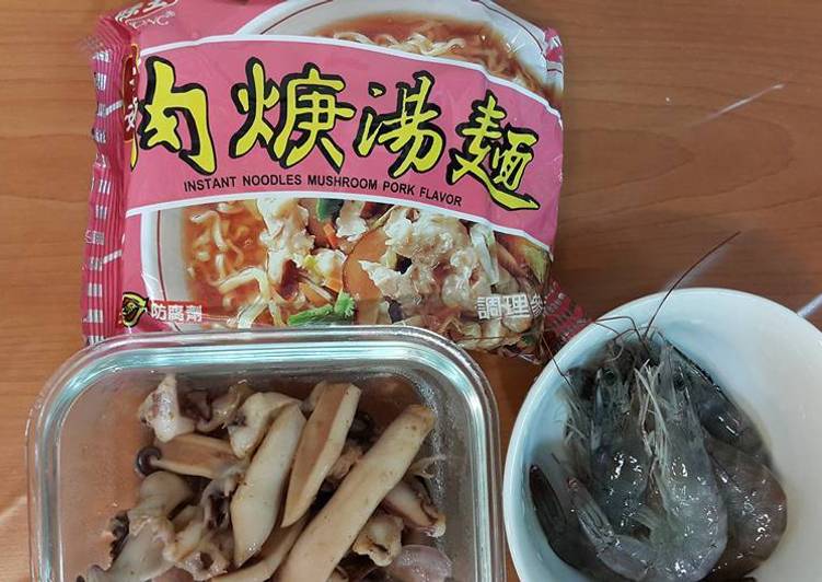 【味王泡麵創意秀】香菇肉焿海鮮湯麵