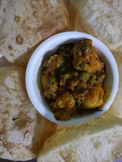 লুচি আলুর দম (Luchi aloor dum recipe in Bengali) রেসিপির প্রধান ছবি