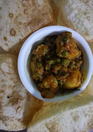 লুচি আলুর দম (Luchi aloor dum recipe in Bengali) রেসিপির প্রধান ছবি
