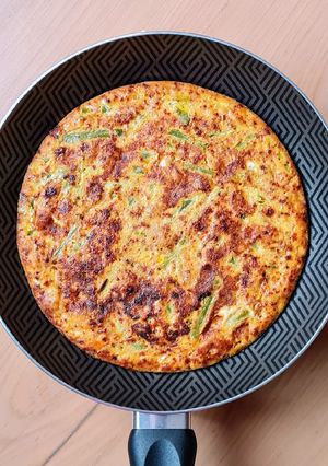 Una foto de Tortilla de espárragos, queso y pimentón rojo casero