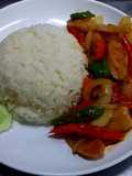 แหนมไก่ผัดพริกสดราดข้าว