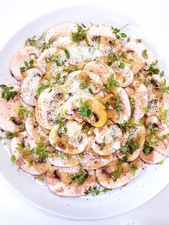 Una foto de Carpaccio de champiñones