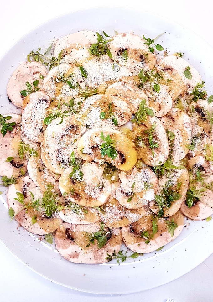 Una foto de Carpaccio de champiñones