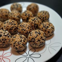 A picture of Til Laddu.
