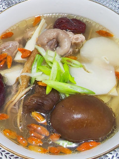 綠竹筍人蔘香菇雞湯 的食譜成品照片