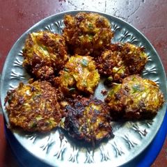 A picture of Bandhakopir bora/ cabbage fritters.