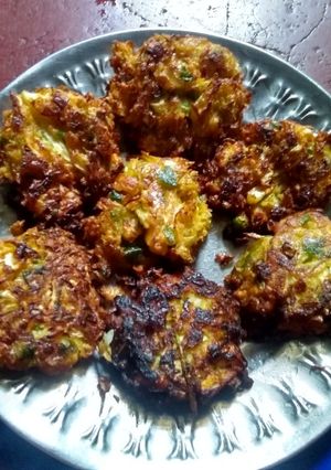 A picture of Bandhakopir bora/ cabbage fritters.