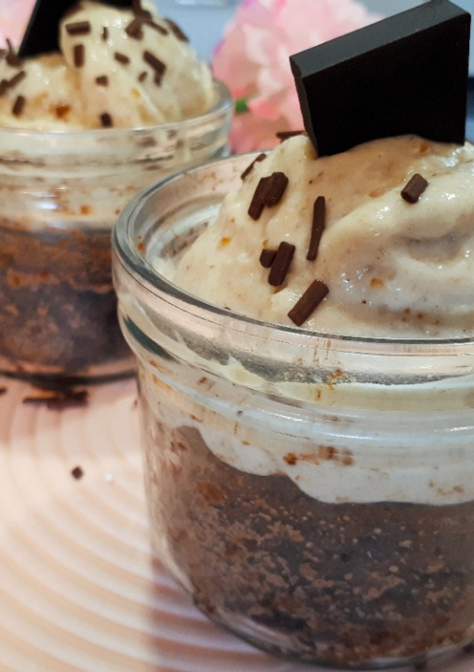 Una foto de Brownie con helado de plátano en tarro (vegano)