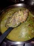 Tortitas de carne de res y ejotes en chile verde