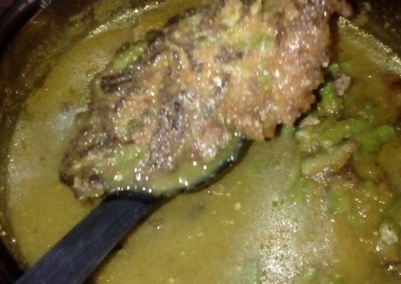 Tortitas de carne de res y ejotes en chile verde