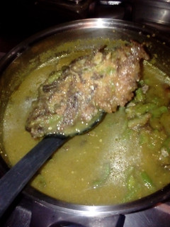 Una foto de Tortitas de carne de res y ejotes en chile verde